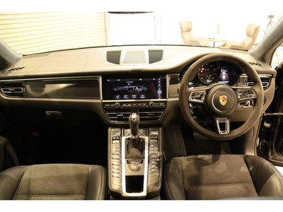 PORSCHE MACAN - 3