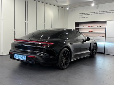 2026 Porsche TAYCAN photo 4