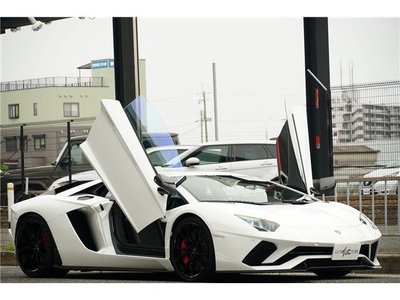 LAMBORGHINI AVENTADOR - 1