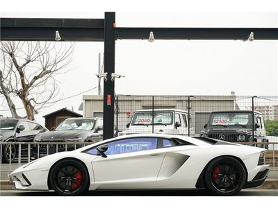 LAMBORGHINI AVENTADOR - 4