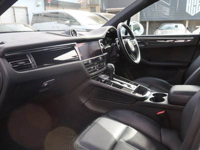 PORSCHE MACAN - 10