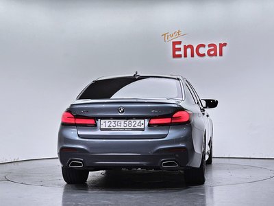 2017 BMW 5 SERIES — фото 4