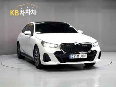 2025 BMW 5 SERIES photo 1