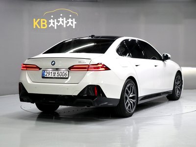 2025 BMW 5 SERIES photo 3