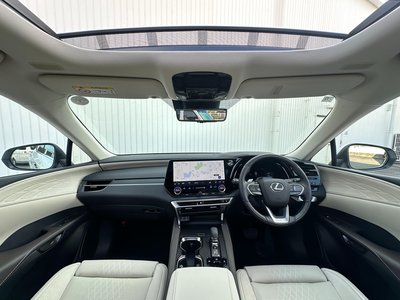 صورة 4 لـ 2025 Lexus RX