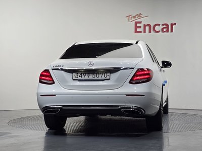 MERCEDES-BENZ E-CLASS - 3