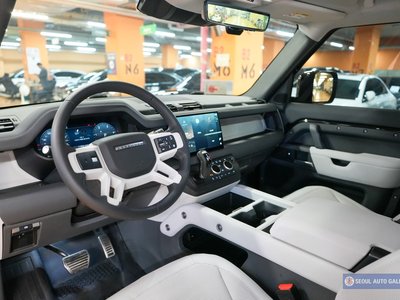 LAND ROVER DEFENDER - 4