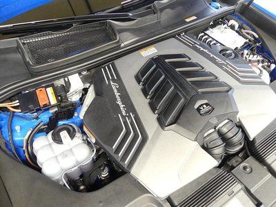 2025 Lamborghini URUS photo 7