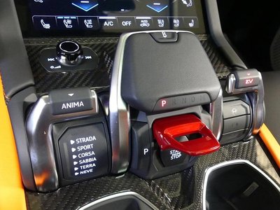 2025 Lamborghini URUS photo 9