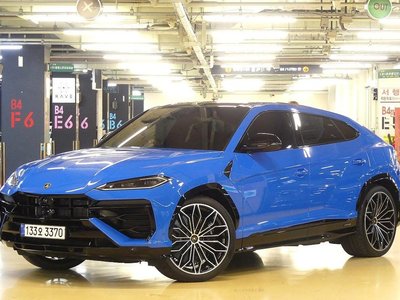 2025 Lamborghini URUS photo 1