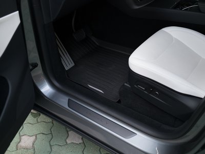 TESLA MODEL Y - 10