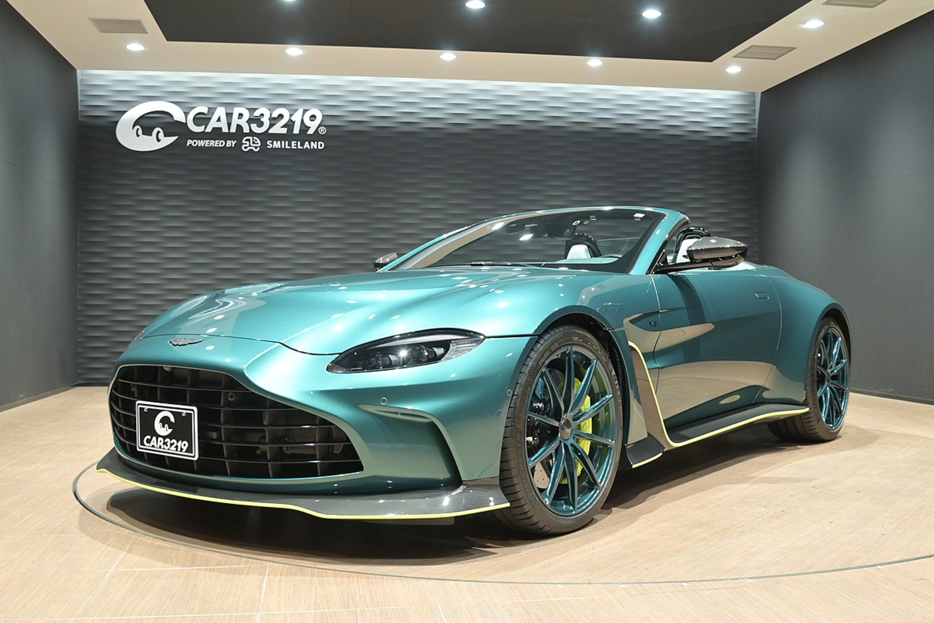 ASTON MARTIN VANTAGE - View 1