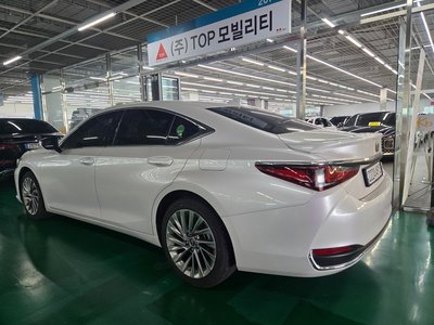 صورة 4 لـ 2023 Lexus ES