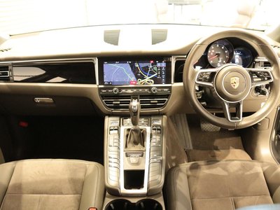 PORSCHE MACAN - 4