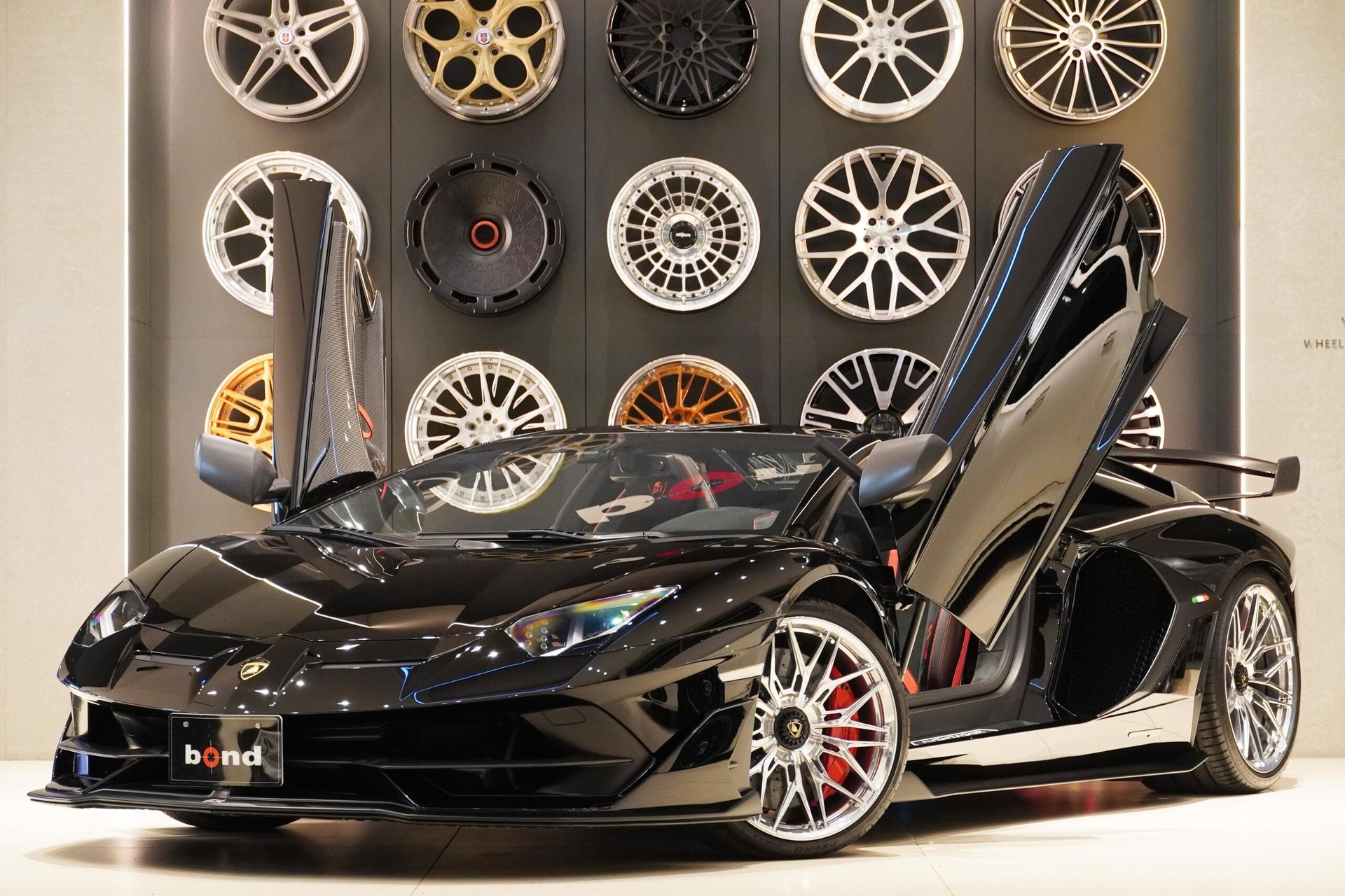 LAMBORGHINI AVENTADOR ROADSTER - View 1