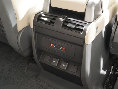 LAND ROVER DEFENDER 2024 thumbnail 40