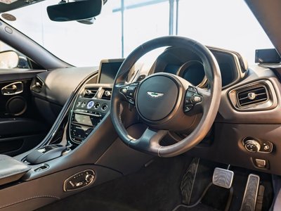 2017 Aston Martin DB11 — фото 15