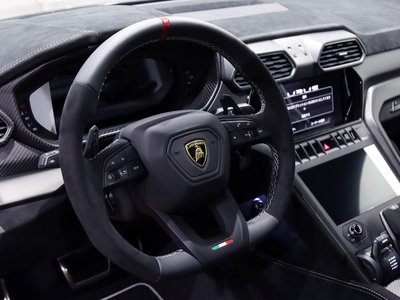 LAMBORGHINI URUS - 10