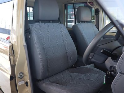 TOYOTA LAND CRUISER 70 - 5