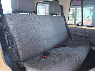 TOYOTA LAND CRUISER 70 - 6