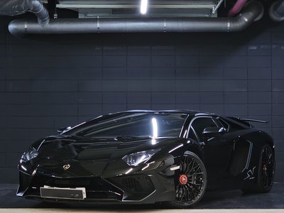 LAMBORGHINI AVENTADOR - 1