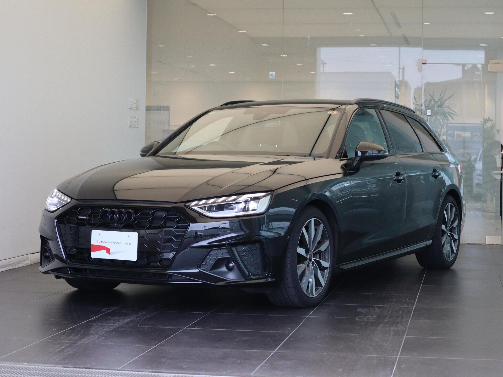 AUDI A4 AVANT - View 1