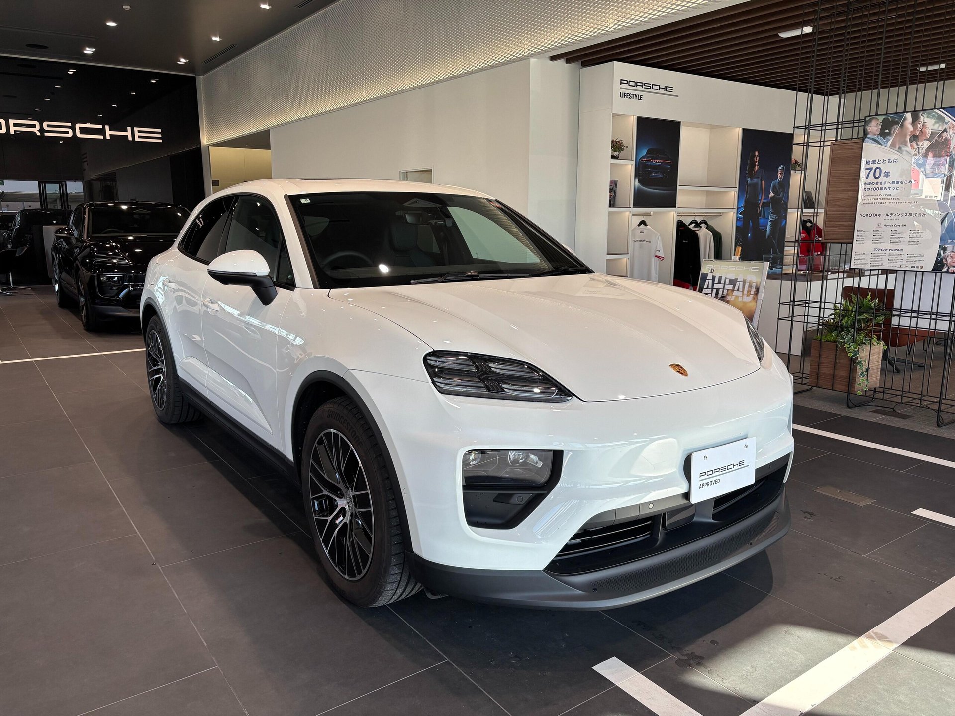 PORSCHE MACAN - View 1