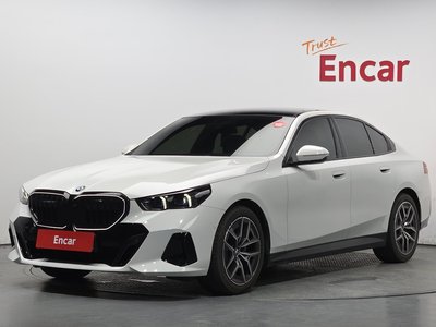 2026 BMW 5 SERIES photo 1