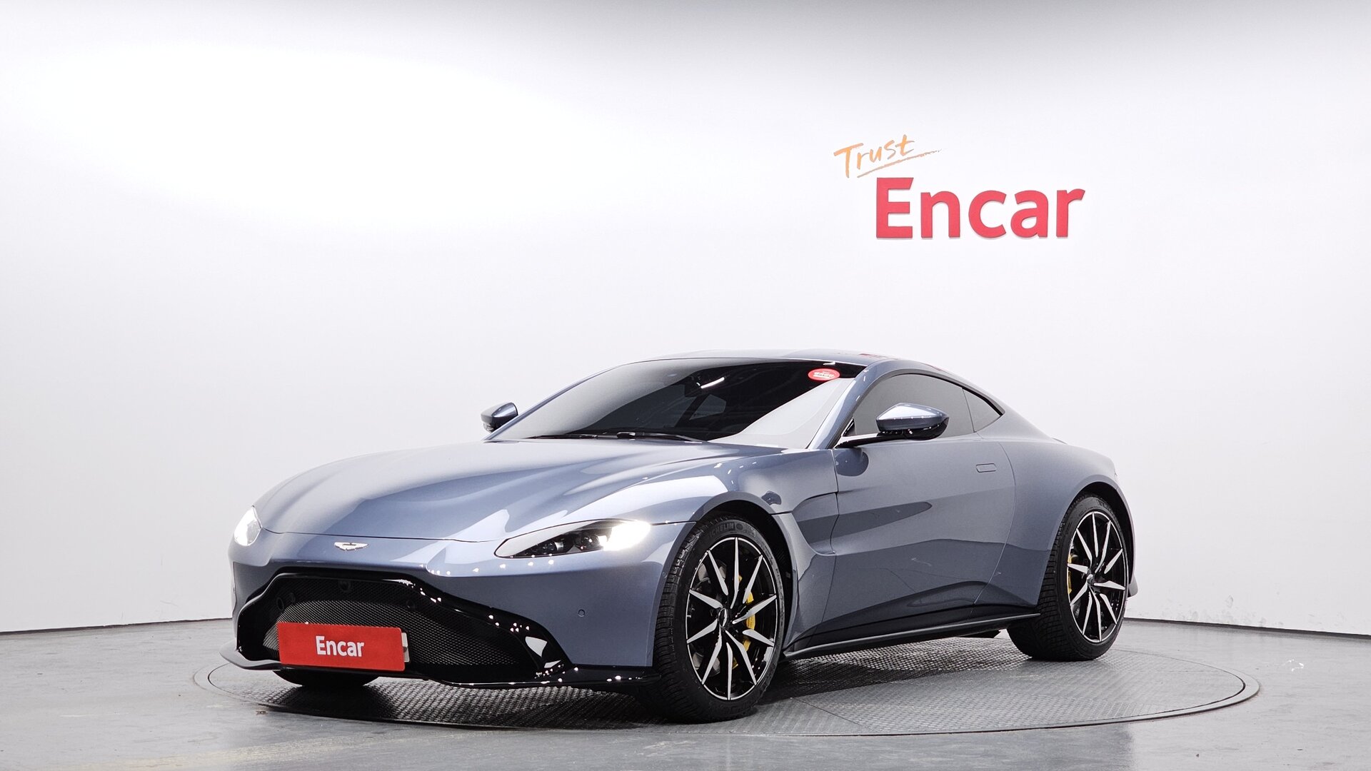 ASTON MARTIN VANTAGE - View 1