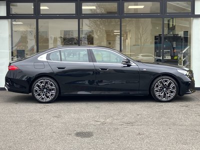 صورة مصغرة 33 لـ 2025 BMW 5 SERIES