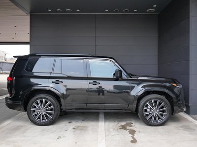 صورة 4 لـ 2025 Lexus GX