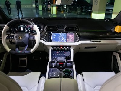 LAMBORGHINI URUS - 7