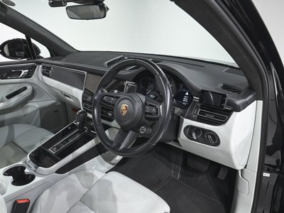 PORSCHE MACAN - 10