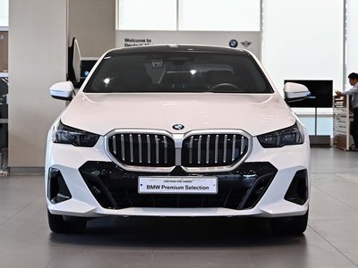 2025 BMW 5 SERIES 照片 2