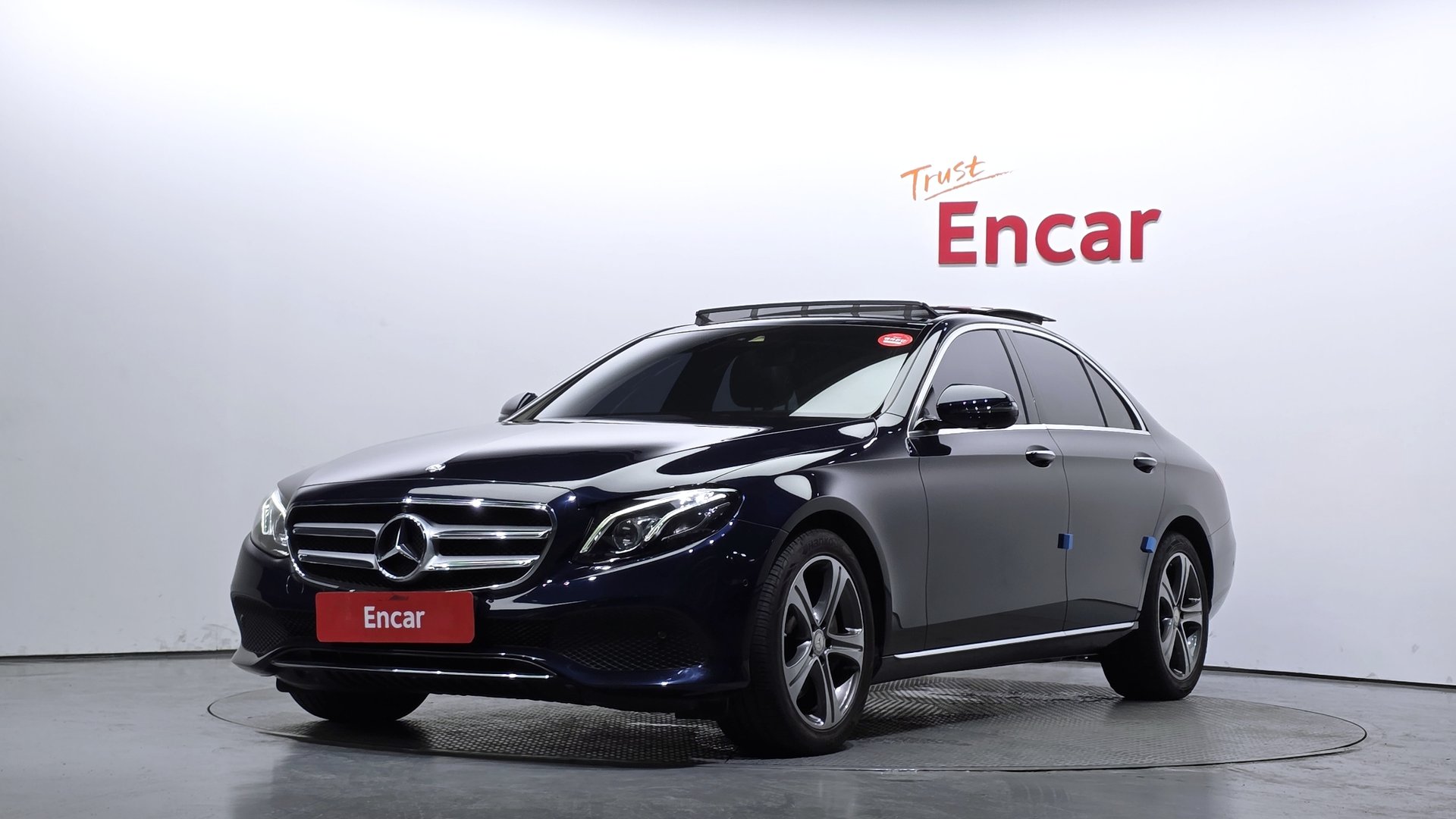 MERCEDES-BENZ E-CLASS - View 1