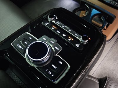 2021 Genesis G90 — миниатюра 23