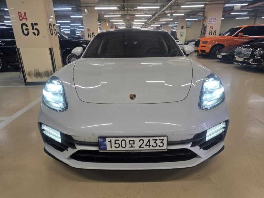 PORSCHE PANAMERA - View 1