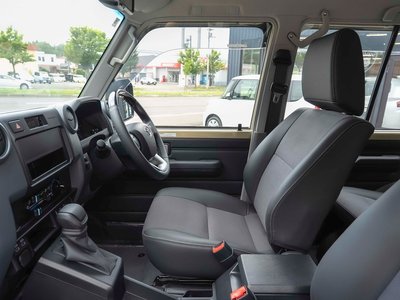 2025 Toyota LAND CRUISER 70 — миниатюра 48