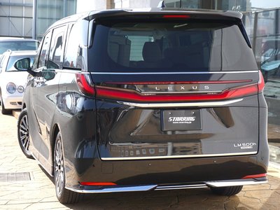 LEXUS LM - 7