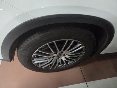 2025 Mercedes-BENZ GLC photo 2