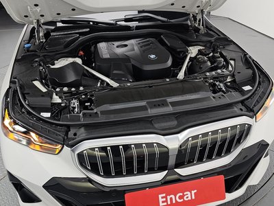 صورة 7 لـ 2024 BMW 5 SERIES