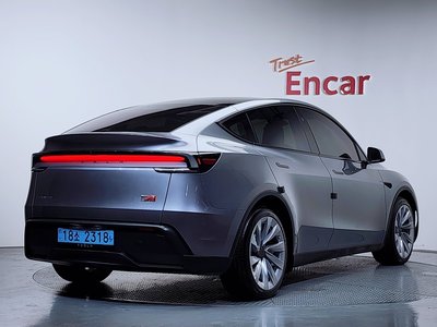 TESLA MODEL Y - 3