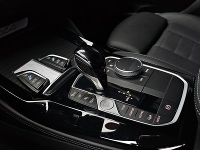 2025 BMW X4 thumbnail 12