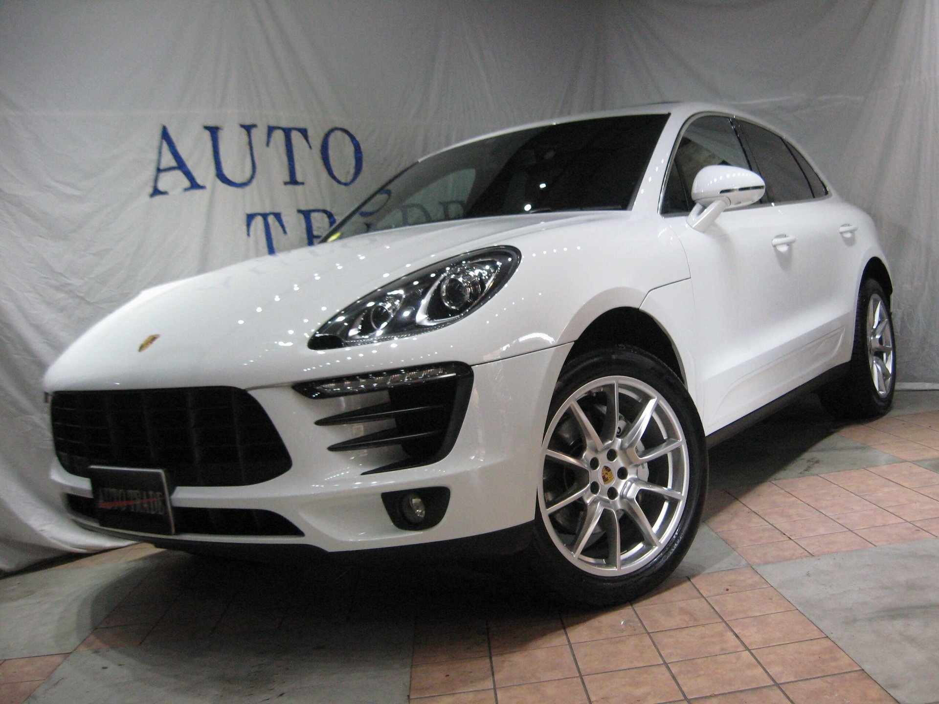 PORSCHE MACAN - View 1