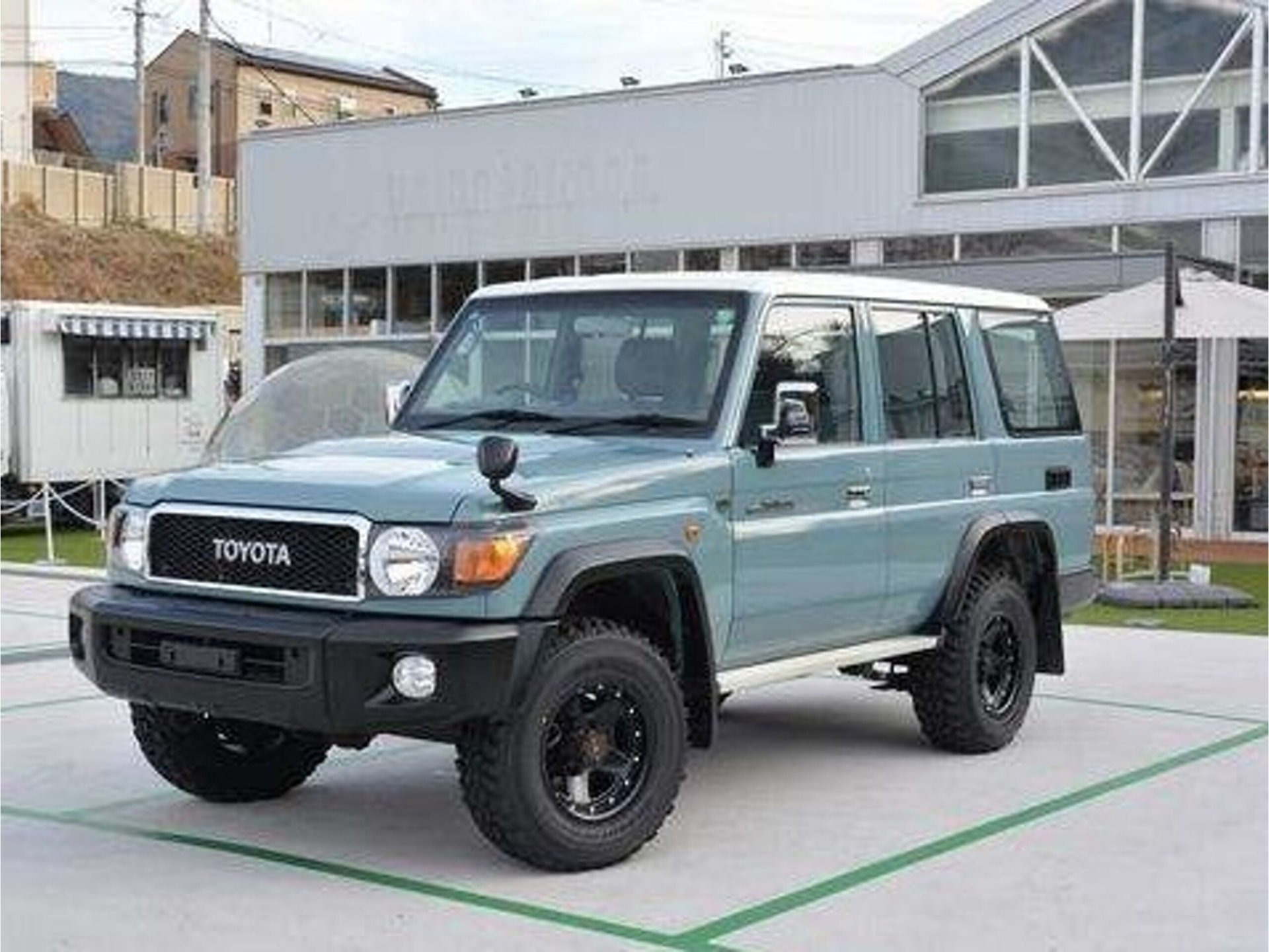 TOYOTA LAND CRUISER 70 - View 1