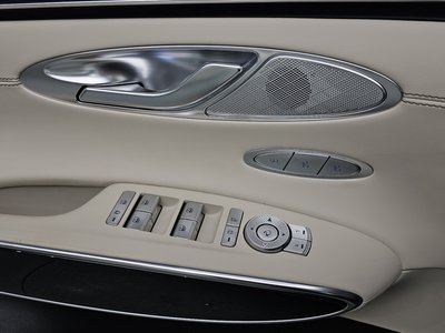 2022 Genesis GV70 — миниатюра 28