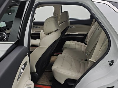 2022 Genesis GV70 — миниатюра 18