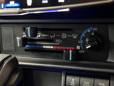 TOYOTA LAND CRUISER 70 - 8