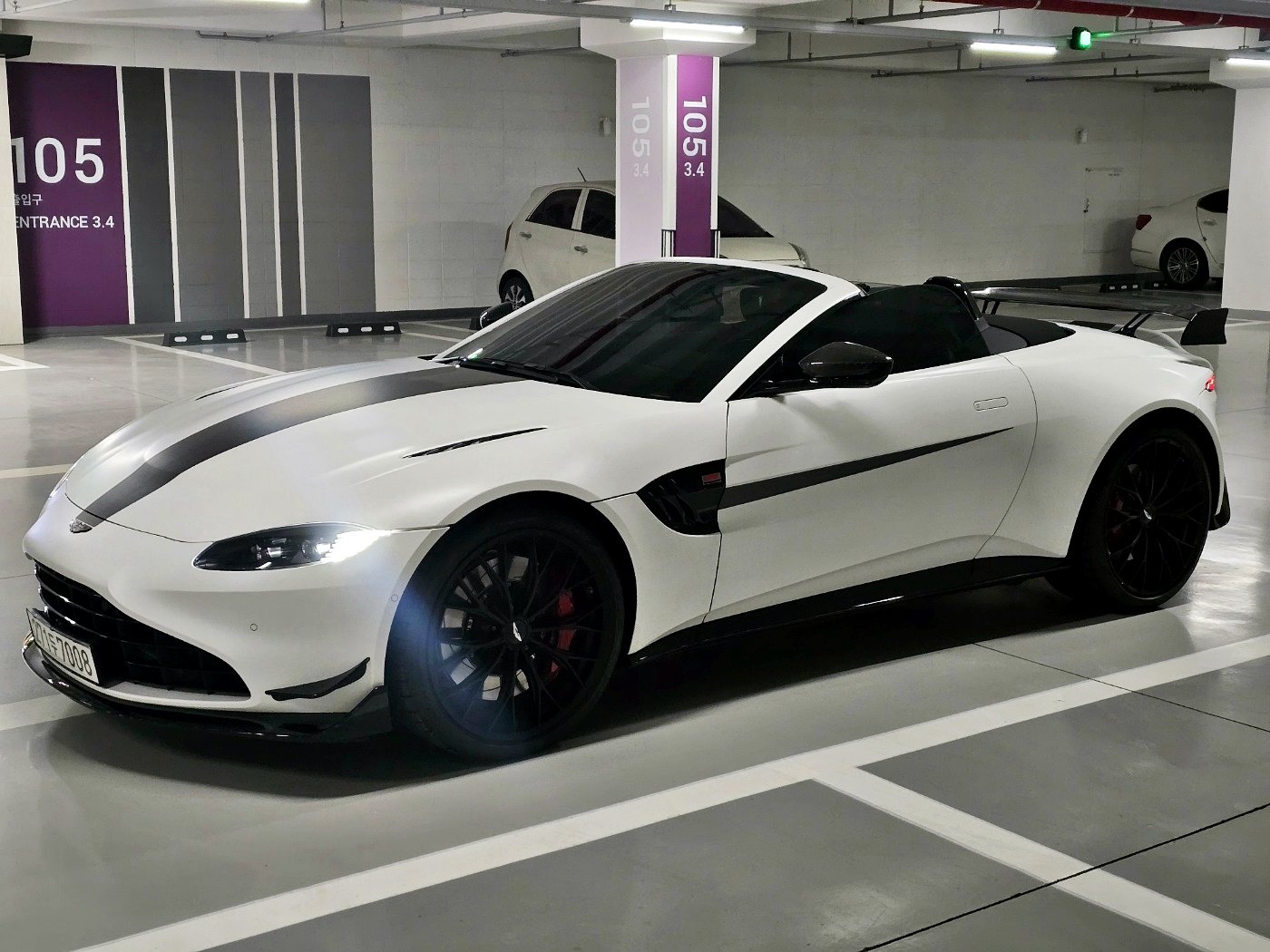 ASTON MARTIN VANTAGE - View 1