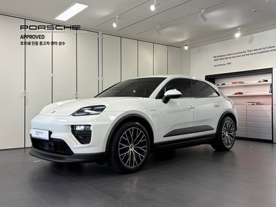 PORSCHE MACAN EV